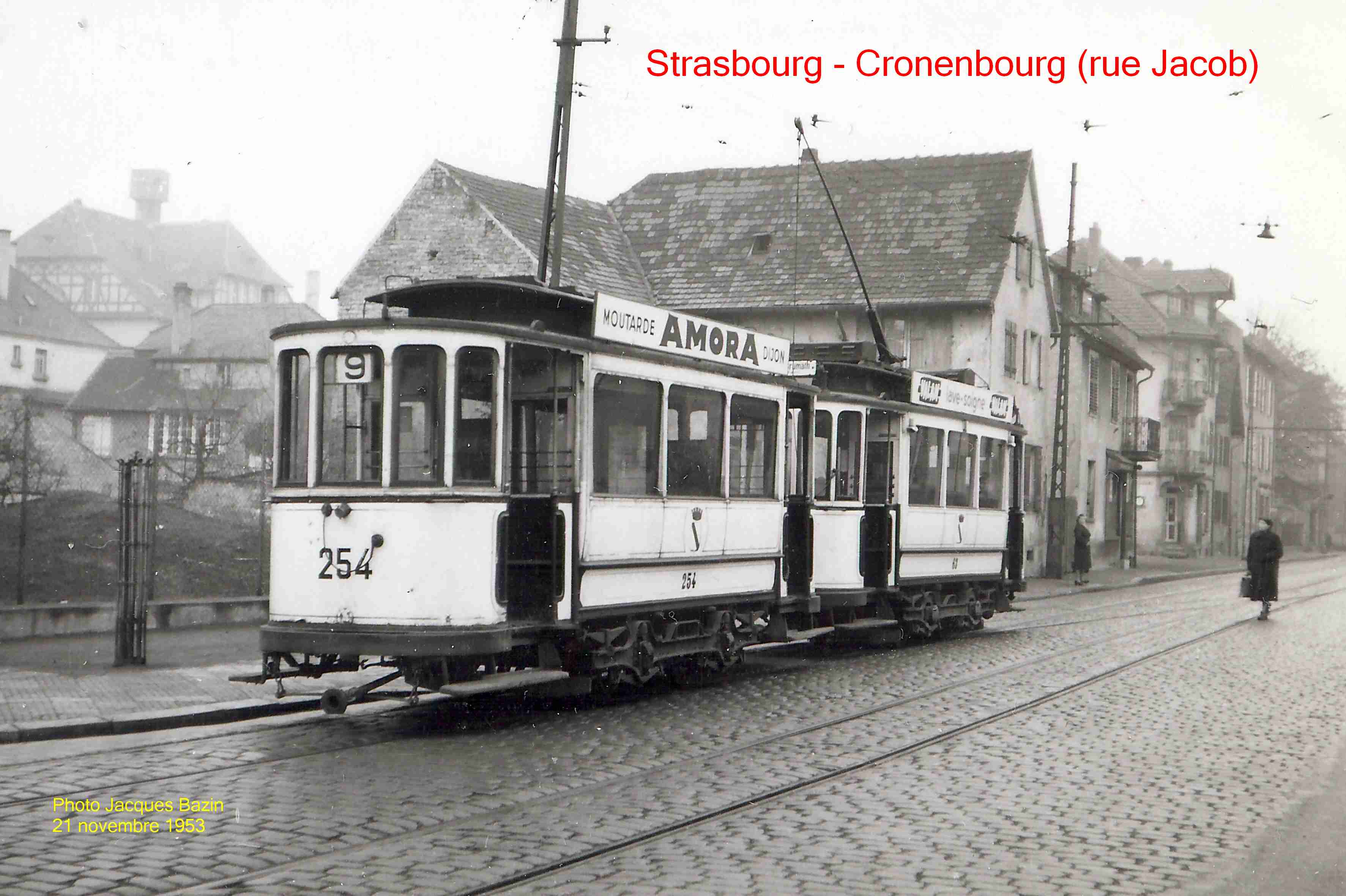 La motrice n° 63 et une remorque Route d'Oberhausbergen à l'arrêt Rue Jacob.